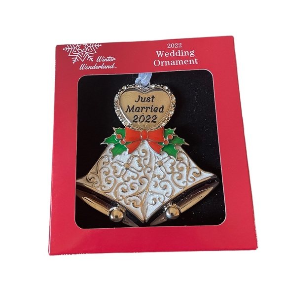 Winter Wonderland Silver Metal Just Married 2022 Christmas Ornament - Picture 1 of 3
